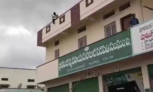 Telangana : यूरिया के लिए इमारत पर चढ़ा, आत्महत्या का प्रयास किया