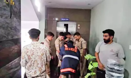 Kerala : लिफ्ट में फंसे युवक, फायर ब्रिगेड ने बचाया