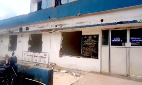 Kerala : अनुपयुक्त तालुक अस्पताल भवन को ध्वस्त करने का काम जारी Kerala : अनुपयुक्त तालुक अस्पताल भवन को ध्वस्त करने का काम जारी