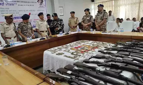Jharkhand: उग्रवादियों का आत्मसमर्पण, हथियारों का बड़ा जखीरा बरामद
