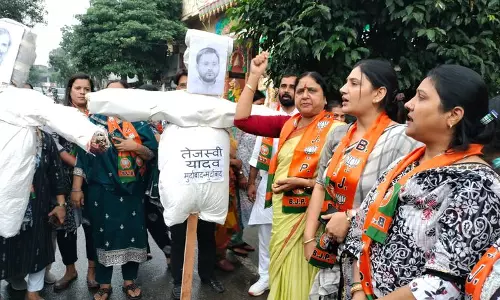 BJP महिला मोर्चा ने फूंका राहुल, तेजस्वी का पुतला BJP महिला मोर्चा ने फूंका राहुल, तेजस्वी का पुतला