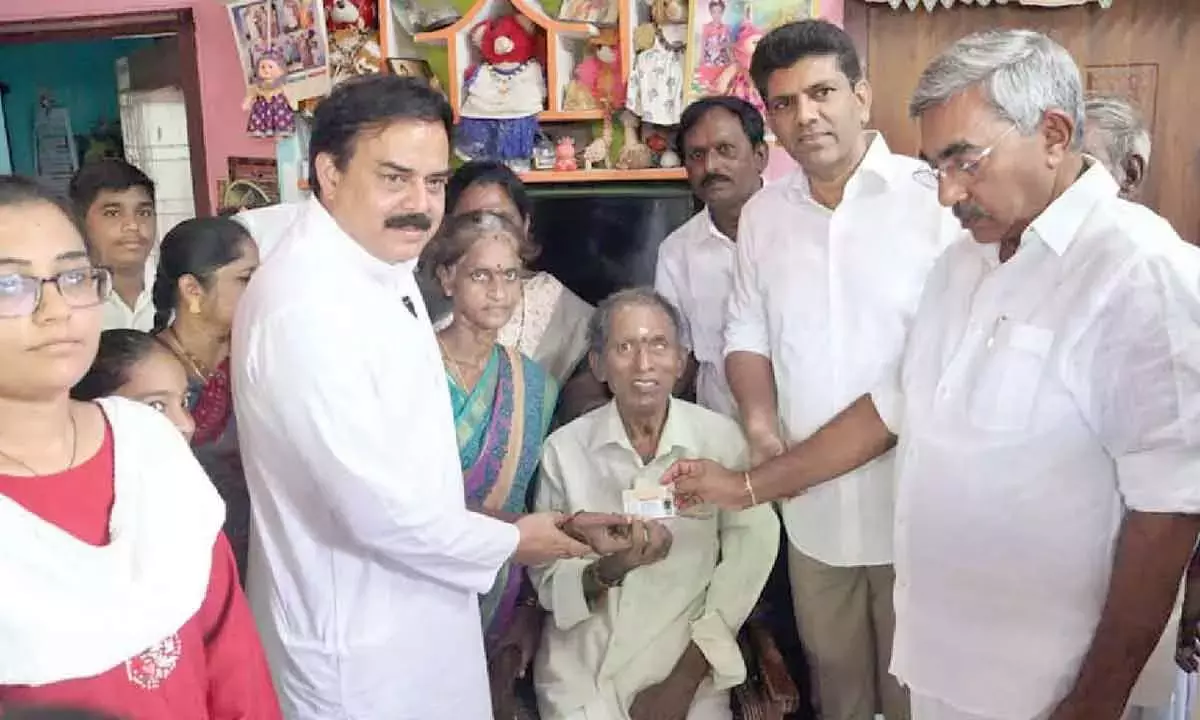 Andhra: स्मार्ट राशन कार्डों का घर-घर वितरण शुरू Andhra: स्मार्ट राशन कार्डों का घर-घर वितरण शुरू