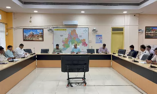 Jhalawar: आवश्यक सेवाओं की साप्ताहिक समीक्षा बैठक हुई आयोजित