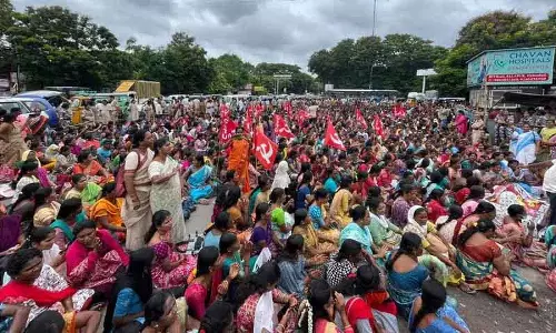 Hyderabad में हजारों आशा कार्यकर्ताओं ने निश्चित वेतन और लाभ की मांग को लेकर विरोध प्रदर्शन किया Hyderabad में हजारों आशा कार्यकर्ताओं ने निश्चित वेतन और लाभ की मांग को लेकर विरोध प्रदर्शन किया