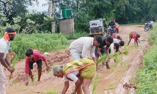 यातायात बाधित: सड़क पर धान की रोपाई से आक्रोश