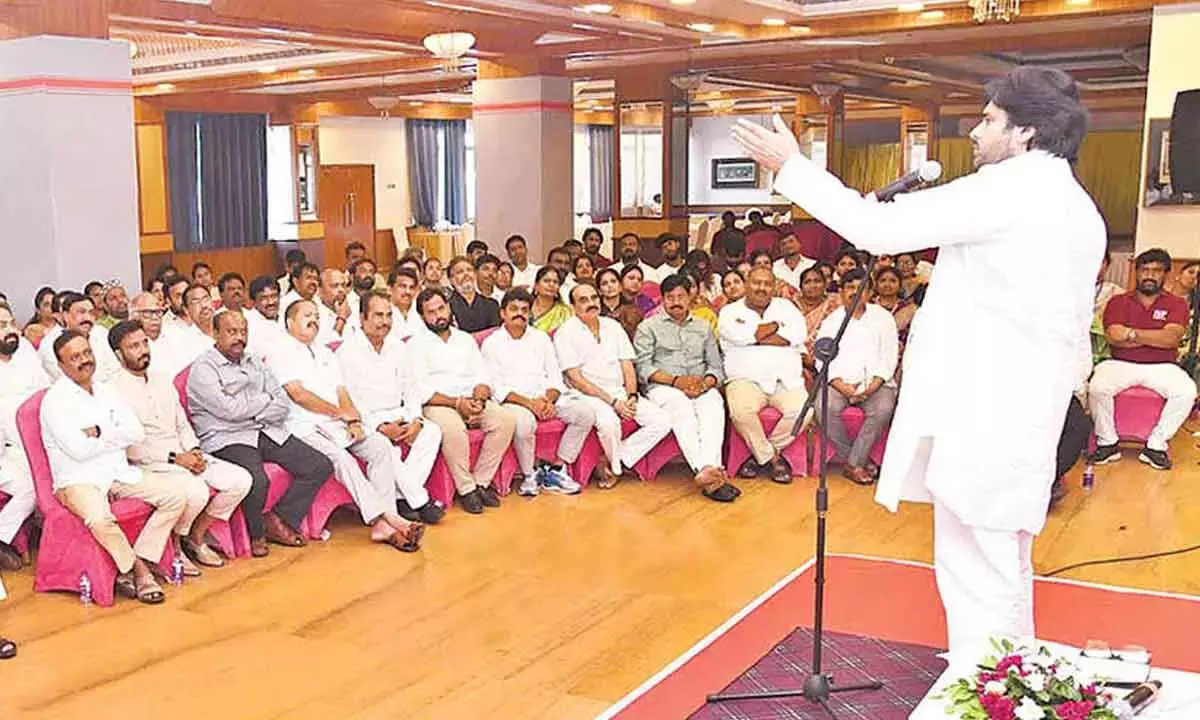 Andhra: आगे की स्पष्ट रूपरेखा के साथ, जन सैनिक भविष्य के नेता बनने के लिए तत्पर हैं Andhra: आगे की स्पष्ट रूपरेखा के साथ, जन सैनिक भविष्य के नेता बनने के लिए तत्पर हैं