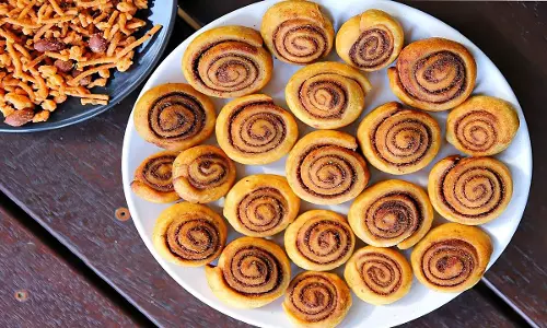 Bhakarwadi: शाम को स्नैक्स के रूप में ले इसका स्वाद Bhakarwadi: शाम को स्नैक्स के रूप में ले इसका स्वाद