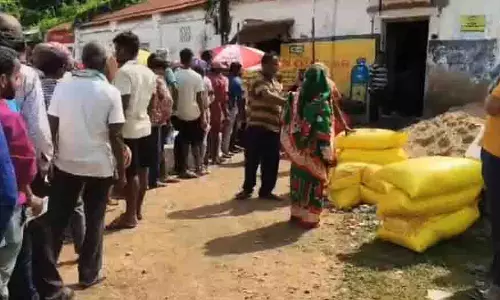 Odisha: गंजम में उर्वरक की कमी के कारण किसान घंटों कतार में खड़े रहे