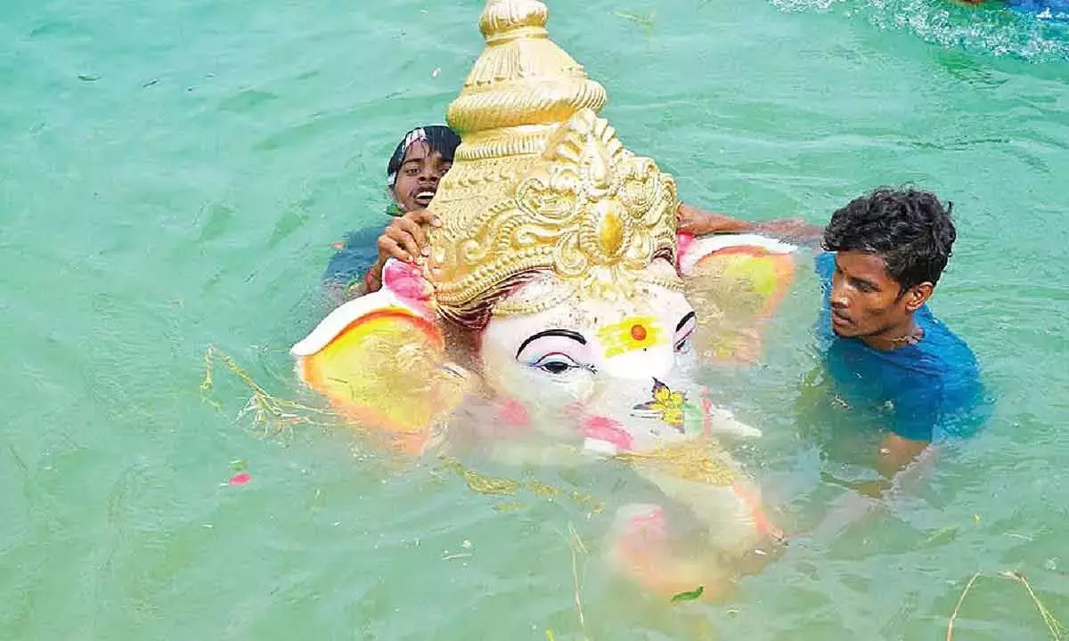 Andhra: गणेश उत्सव का समापन रंगारंग जुलूस और सामूहिक विसर्जन के साथ हुआ Andhra: गणेश उत्सव का समापन रंगारंग जुलूस और सामूहिक विसर्जन के साथ हुआ