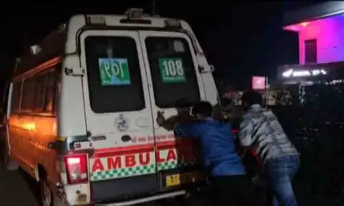 Bonai: 108 एम्बुलेंस खराब, स्थानीय लोगों ने खराब सेवा पर जताया रोष Bonai: 108 एम्बुलेंस खराब, स्थानीय लोगों ने खराब सेवा पर जताया रोष