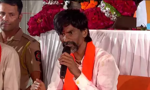 Maratha आरक्षण आंदोलन चौथे दिन भी जारी: जारेंज ने पानी छोड़ने की कसम खाई Maratha आरक्षण आंदोलन चौथे दिन भी जारी: जारेंज ने पानी छोड़ने की कसम खाई