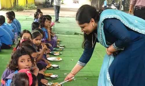 डिप्टी कलेक्टर ने बच्चों के साथ मनाया जन्मदिन, बांटी खुशियों की मिठास