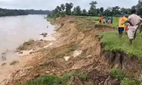 Mayurbhanj: बुधबलंगा नदी के कटाव से 300 परिवारों को खतरा Mayurbhanj: बुधबलंगा नदी के कटाव से 300 परिवारों को खतरा