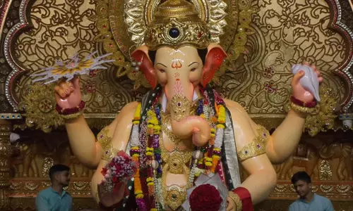 लालबागचा राजा 2025 छठे दिन की आरती लाइव: दोपहर की भावपूर्ण आरती के लिए उमड़े भक्त