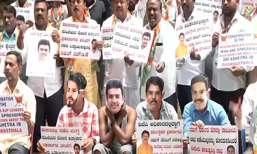 धर्मस्थल मुद्दे पर बेंगलुरु में कांग्रेस कार्यकर्ताओं ने BJP और जेडीएस के खिलाफ प्रदर्शन किया धर्मस्थल मुद्दे पर बेंगलुरु में कांग्रेस कार्यकर्ताओं ने BJP और जेडीएस के खिलाफ प्रदर्शन किया