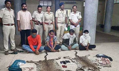 Rayagada में तेंदुए की खाल की तस्करी करने वाले गिरोह का भंडाफोड़, चार गिरफ्तार Rayagada में तेंदुए की खाल की तस्करी करने वाले गिरोह का भंडाफोड़, चार गिरफ्तार