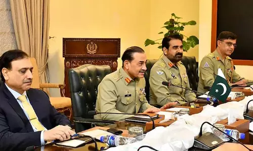 Pakistan का पावर प्ले: मुनीर सैन्य परेड का नेतृत्व करेंगे, चीन में पीएम शरीफ को पछाड़ेंगे