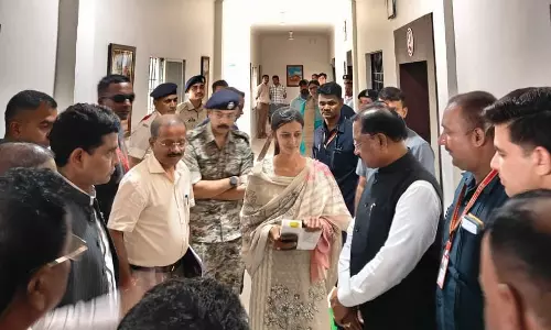 बाढ़ में बही पुस्तकें टेबलेट भी हुआ खराब, पर नहीं रुकेगी पूनम की प्रतियोगी परीक्षा की तैयारी बाढ़ में बही पुस्तकें टेबलेट भी हुआ खराब, पर नहीं रुकेगी पूनम की प्रतियोगी परीक्षा की तैयारी