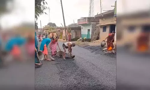 Bihar : सड़क पर बिछाई गई कंक्रीट को ढोते ग्रामीण Bihar : सड़क पर बिछाई गई कंक्रीट को ढोते ग्रामीण