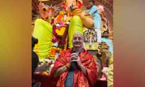 अनुपम खेर ने बिना VIP एंट्री किए किए लालबागचा राजा के दर्शन अनुपम खेर ने बिना VIP एंट्री किए किए लालबागचा राजा के दर्शन