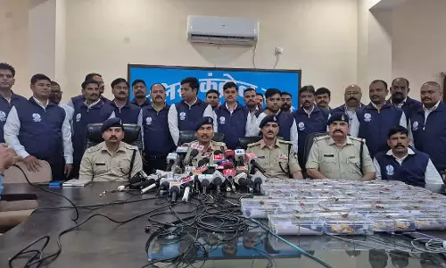 बिहार STF ने बंदूक की नोक पर 14 किलो सोना, 5 लाख नकद चुराने के आरोप में दो और लोगों को पकड़ा बिहार STF ने बंदूक की नोक पर 14 किलो सोना, 5 लाख नकद चुराने के आरोप में दो और लोगों को पकड़ा