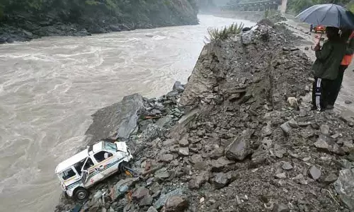 Mandi में परिवहन, बिजली आपूर्ति सेवाएं प्रभावित, कई इलाके अलग-थलग Mandi में परिवहन, बिजली आपूर्ति सेवाएं प्रभावित, कई इलाके अलग-थलग