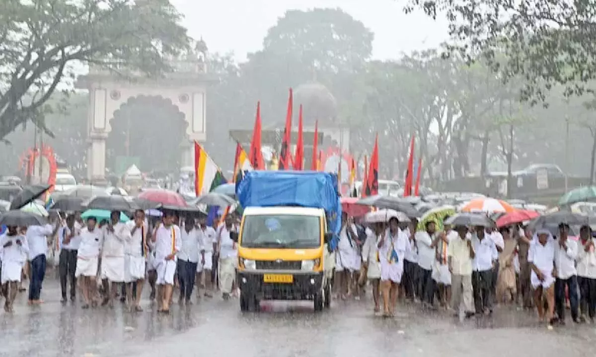 धर्मस्थल पर जैन रैली ने आस्था की पुष्टि की, हेगड़े ने एसआईटी जांच के नतीजों का स्वागत किया धर्मस्थल पर जैन रैली ने आस्था की पुष्टि की, हेगड़े ने एसआईटी जांच के नतीजों का स्वागत किया