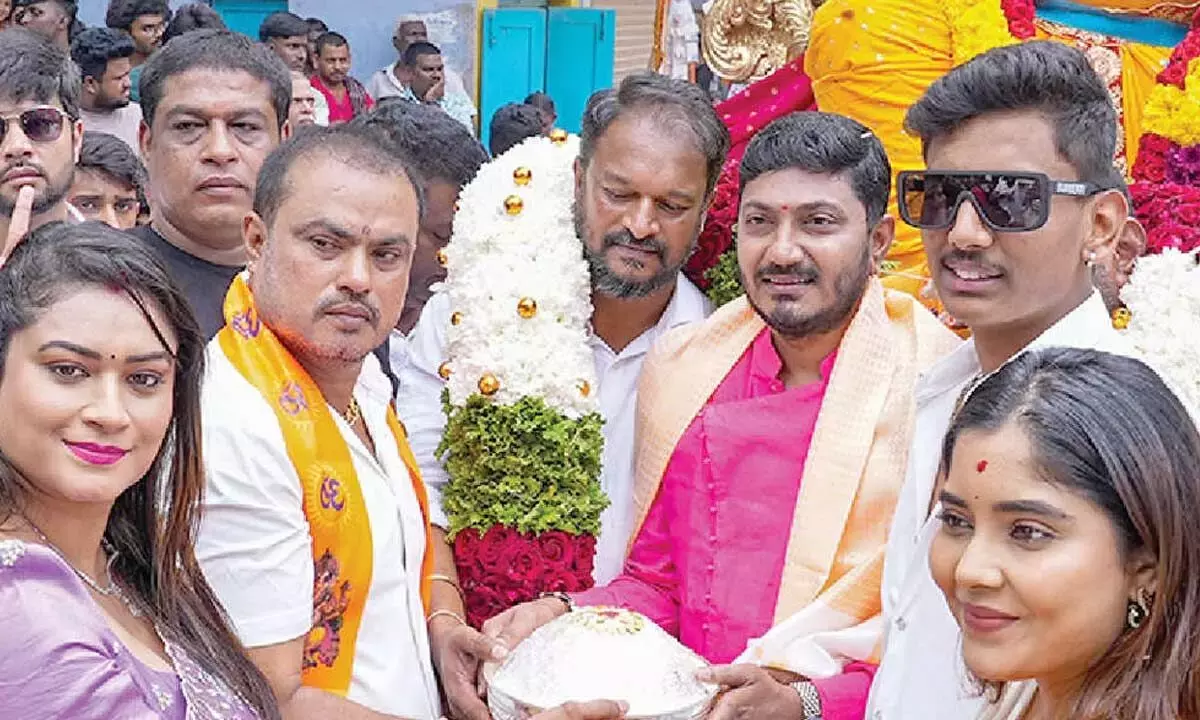 Karnataka: नागवाड़ा में गणेश लड्डू 8 लाख रुपए में नीलाम हुआ Karnataka: नागवाड़ा में गणेश लड्डू 8 लाख रुपए में नीलाम हुआ