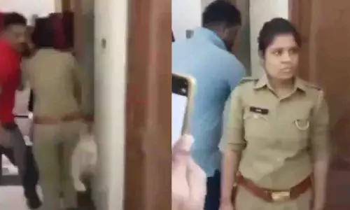 Kushinagar: कांस्टेबल ने पत्नी को प्रेमी संग रंगे हाथ पकड़ा Kushinagar: कांस्टेबल ने पत्नी को प्रेमी संग रंगे हाथ पकड़ा