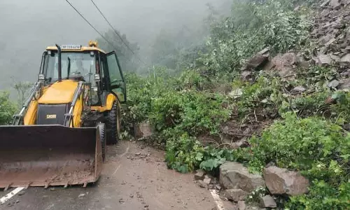 Solan में भूस्खलन, 68 सड़कें बंद, बिजली-पानी की आपूर्ति बाधित Solan में भूस्खलन, 68 सड़कें बंद, बिजली-पानी की आपूर्ति बाधित