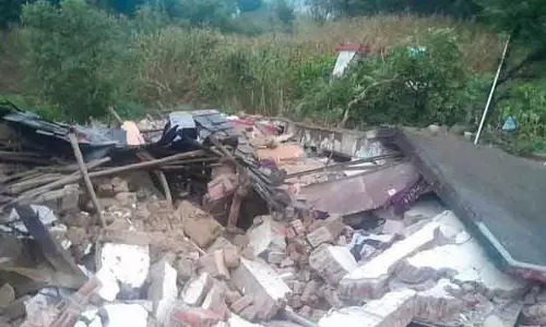 Hamirpur में चबूतरे पर जमीन धंसने से 3 मकान ढह गए, कई में दरारें आईं