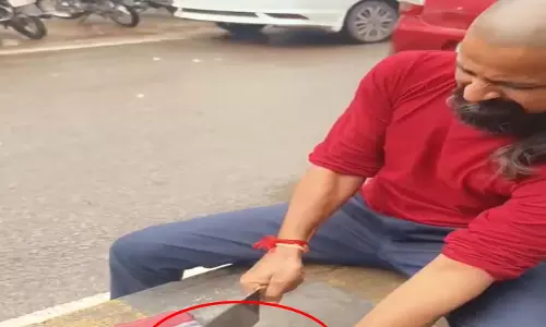 गौ रक्षक ने उंगली काटकर जताया गौ हत्या का विरोध, कहा- “हत्यारों के हाथ नहीं कांपते तो हमारे क्यों कांपेंगे” गौ रक्षक ने उंगली काटकर जताया गौ हत्या का विरोध, कहा- “हत्यारों के हाथ नहीं कांपते तो हमारे क्यों कांपेंगे”