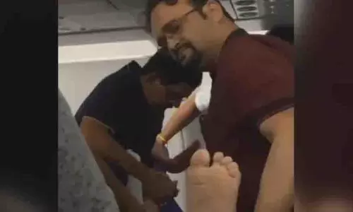 कटक के डॉक्टर ने दिल्ली फ्लाइट में यात्री को CPR से बचाया
