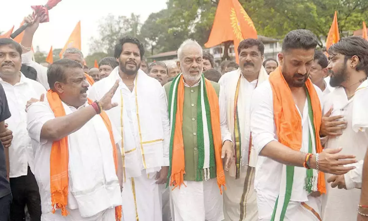 Karnataka: निखिल कुमारस्वामी ने धर्मस्थल पर श्रद्धांजलि अर्पित की