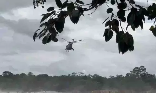 Odisha: बाढ़ग्रस्त नदी में फंसे व्यक्ति की हेलिकॉप्टर से बचाई गई जान