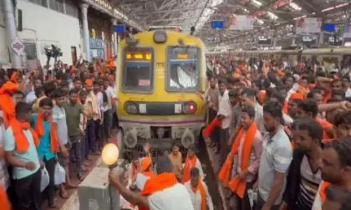 मराठा विरोध प्रदर्शन से मुंबई लोकल सेवाएं प्रभावित, सीएसएमटी स्टेशन हाई अलर्ट पर मराठा विरोध प्रदर्शन से मुंबई लोकल सेवाएं प्रभावित, सीएसएमटी स्टेशन हाई अलर्ट पर