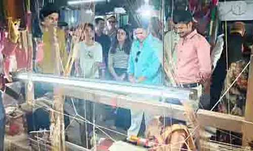 MP के महेश्वर में सचिन तेंदुलकर, हथकरघा उद्योग को दिया समर्थन MP के महेश्वर में सचिन तेंदुलकर, हथकरघा उद्योग को दिया समर्थन