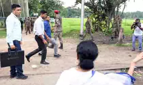 भाजपा पर CM बनर्जी का हमला, भाषा आंदोलन मंच तोड़ने पर सवाल भाजपा पर CM बनर्जी का हमला, भाषा आंदोलन मंच तोड़ने पर सवाल