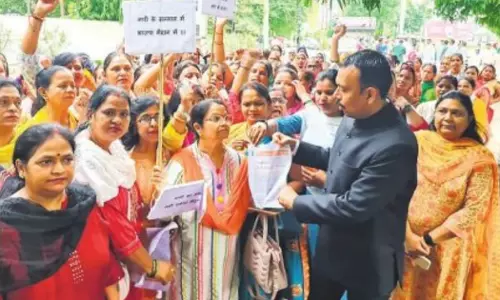 Bareilly: प्रधानमंत्री पर आपत्तिजनक टिप्पणी, महिलाओं का धरना Bareilly: प्रधानमंत्री पर आपत्तिजनक टिप्पणी, महिलाओं का धरना
