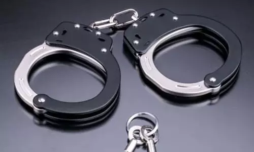 फायरिंग और रोहित शौकीन हत्याकांड में हथियार सप्लाई करने वाले दो आरोपी गिरफ्तार फायरिंग और रोहित शौकीन हत्याकांड में हथियार सप्लाई करने वाले दो आरोपी गिरफ्तार