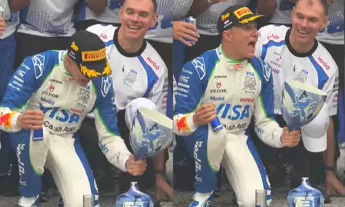 इसाक हैडजर ने F1 में पहला पोडियम मनाते ट्रॉफी तोड़ी