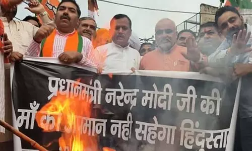 करनाल में BJP का जोरदार प्रदर्शन, राहुल गांधी का पुतला फूंका, माफी की मांग करनाल में BJP का जोरदार प्रदर्शन, राहुल गांधी का पुतला फूंका, माफी की मांग