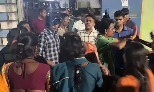 Kharagpur में गणेश पूजा विसर्जन के दौरान डीजे पर पुलिस और भीड़ में झड़प Kharagpur में गणेश पूजा विसर्जन के दौरान डीजे पर पुलिस और भीड़ में झड़प