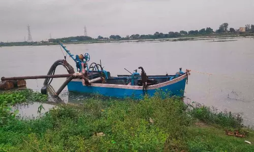 रेत माफियाओं पर प्रशासन की बड़ी कार्रवाई, पहली बार पनडुब्बी मशीन जब्त