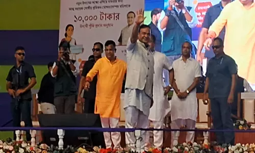 Assam में महिला स्वयं सहायता समूहों को 10,000 रुपये के चेक प्रदान
