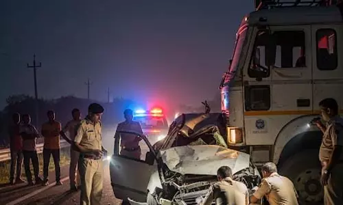 तेज रफ्तार कार ने ट्रक को टक्कर मारी, छात्रा की मौत तेज रफ्तार कार ने ट्रक को टक्कर मारी, छात्रा की मौत