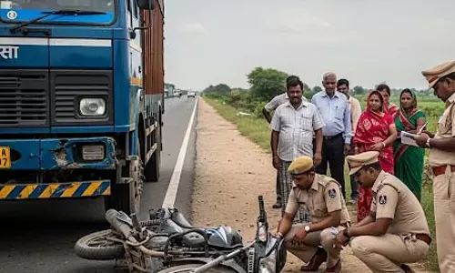 बलरामपुर में तेज रफ्तार ट्रक की टक्कर से बाइक सवार महिला और भांजा की मौत