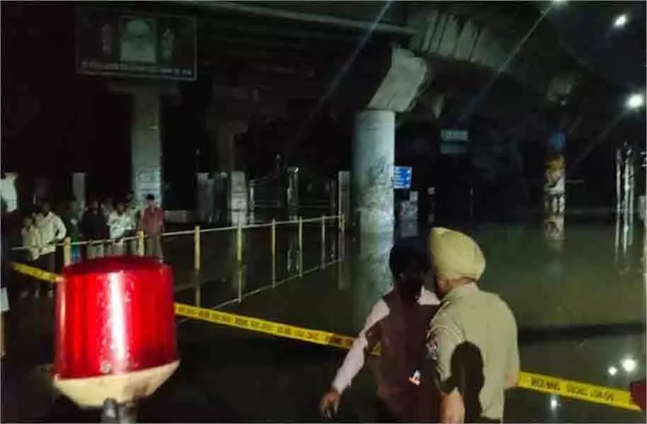 Jalandhar: दोमोरिया पुल में पानी में डूबने से युवक की मौत, फैली सनसनी Jalandhar: दोमोरिया पुल में पानी में डूबने से युवक की मौत, फैली सनसनी