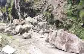 Mandi: पहाड़ी से चट्टानें गिरीं, दहशत में लोग घरों से बाहर भागे Mandi: पहाड़ी से चट्टानें गिरीं, दहशत में लोग घरों से बाहर भागे