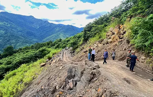 Arunachal: डीसी ने भूस्खलन संभावित क्षेत्र का दौरा किया Arunachal: डीसी ने भूस्खलन संभावित क्षेत्र का दौरा किया